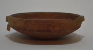 Bowl with lateral handles with concentric circle decoration