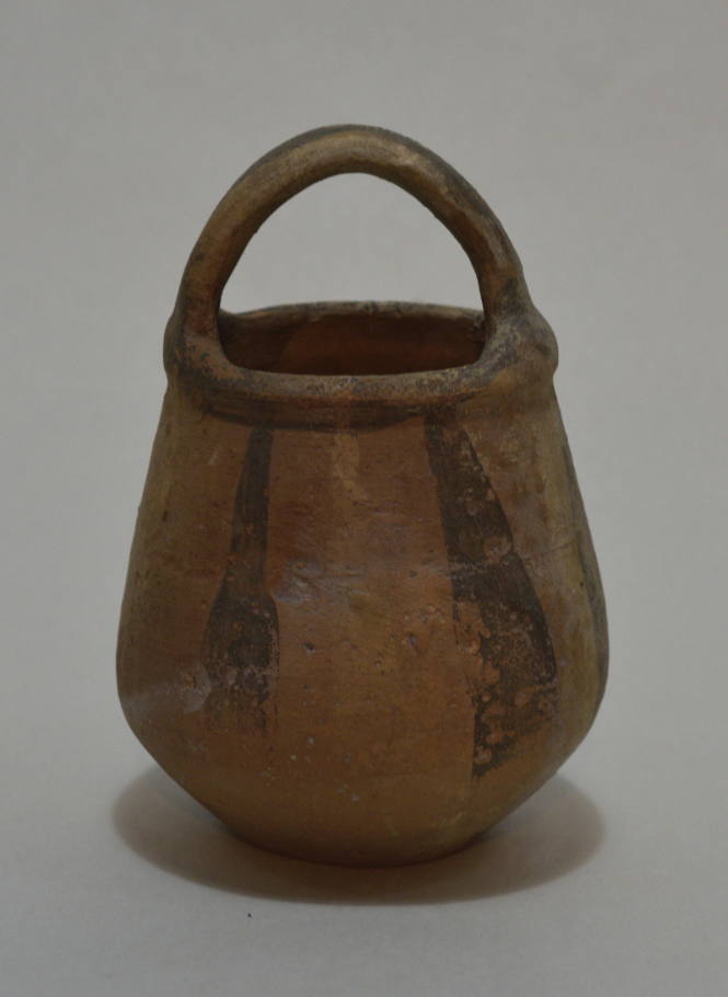 Basket vase with basket handle and linear ornament