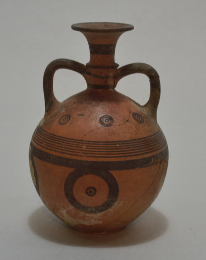 Handle-ridge jug with concentric circle decoration