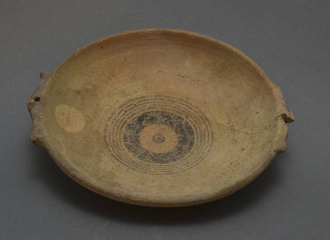 Cypriot plate with lateral handles, decorated with red and brown concentric circles
