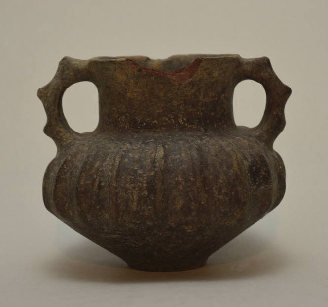 Amphora with everted rim and no handles
