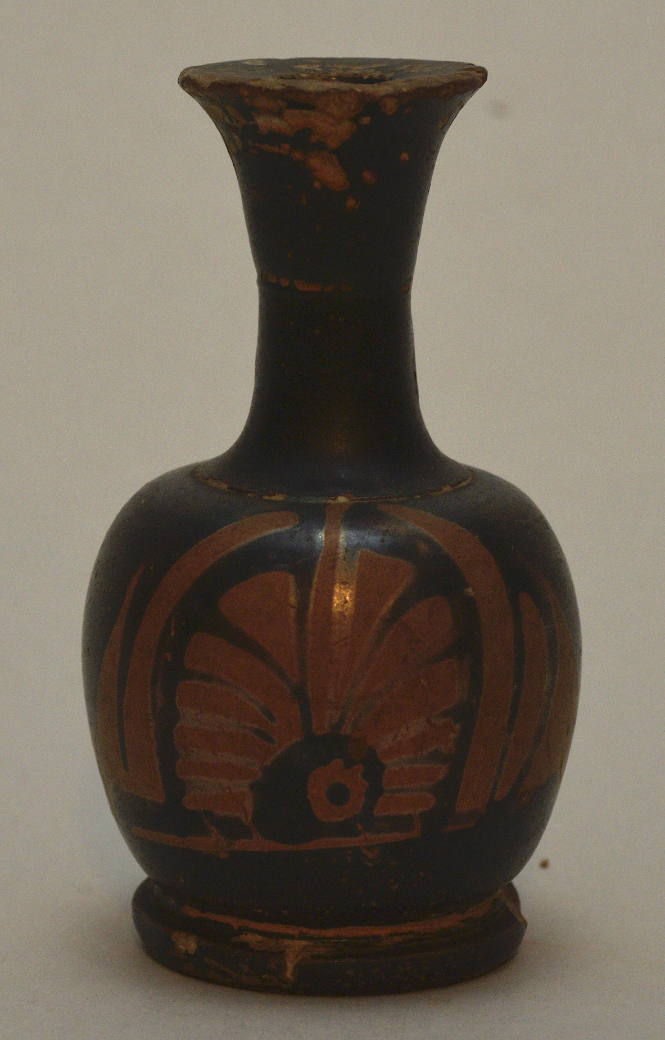 Red-figure squat lekythos, palmette design