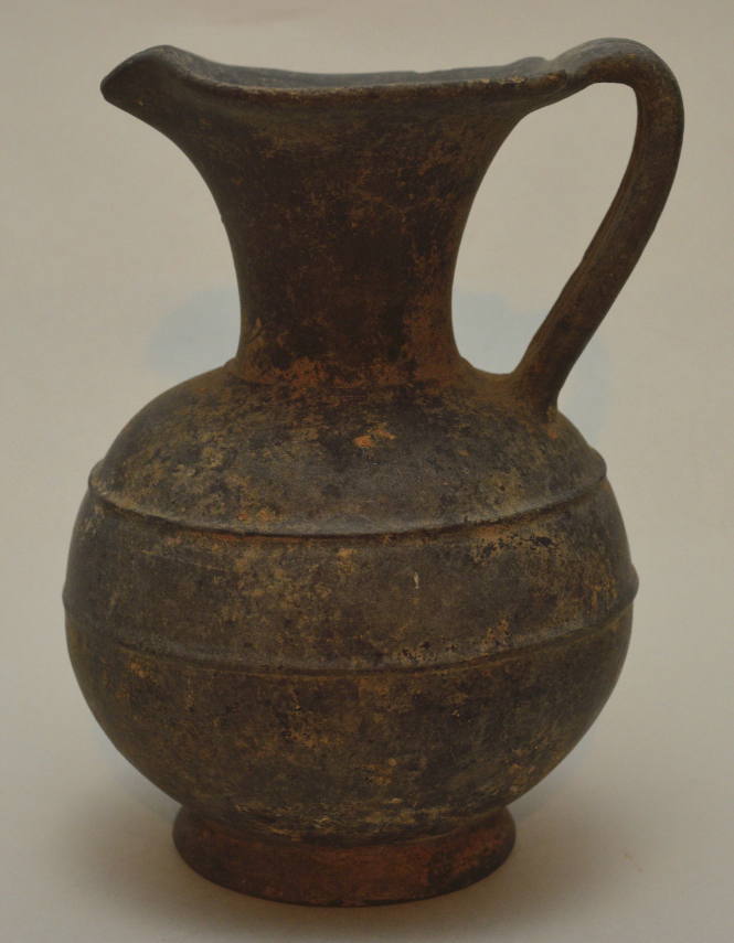 Etruscan bucchero oinochoe with pinched spout, stray handle and raised encircling ridges