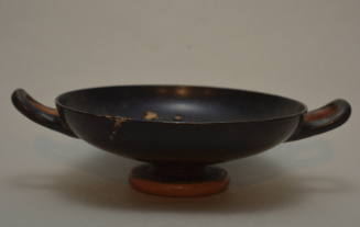 Kylix with reserved area under handles and reserved foot
