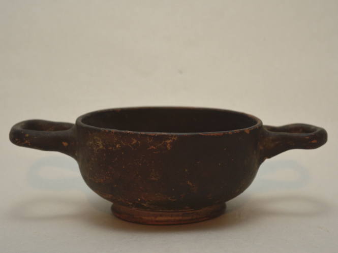 Southern Italian black-glaze kylix or skyphos with two lateral handles