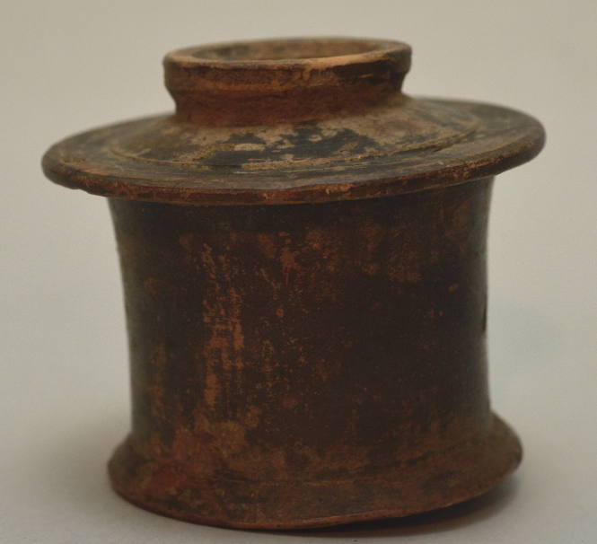 Black-glazed lidded pyxis