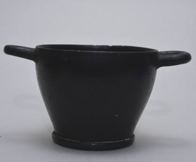 Black-glazed skyphos with horizontal lines