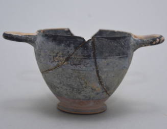 Skyphos with horizontal handles base rays