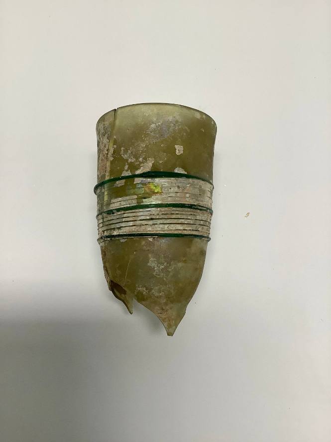 Beaker with trailed thread decoration
