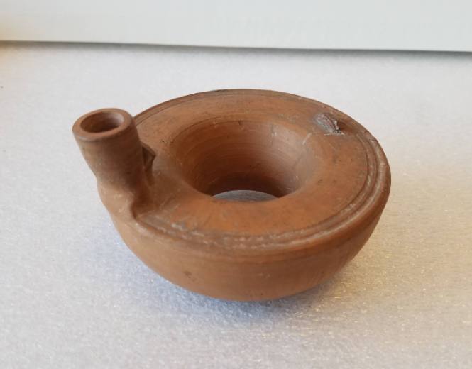 Lamp with ring-shaped body