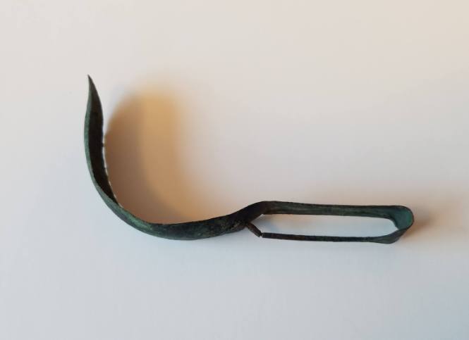 Strigil in the looped handle
