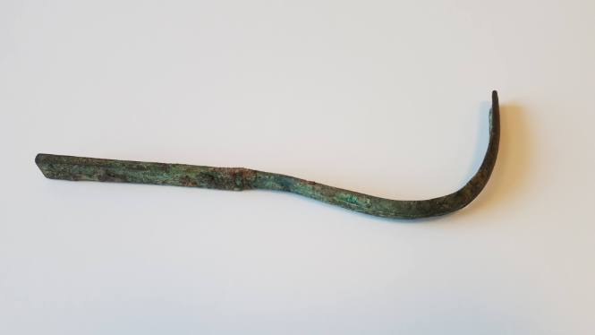 Strigil with flat handle curved blade