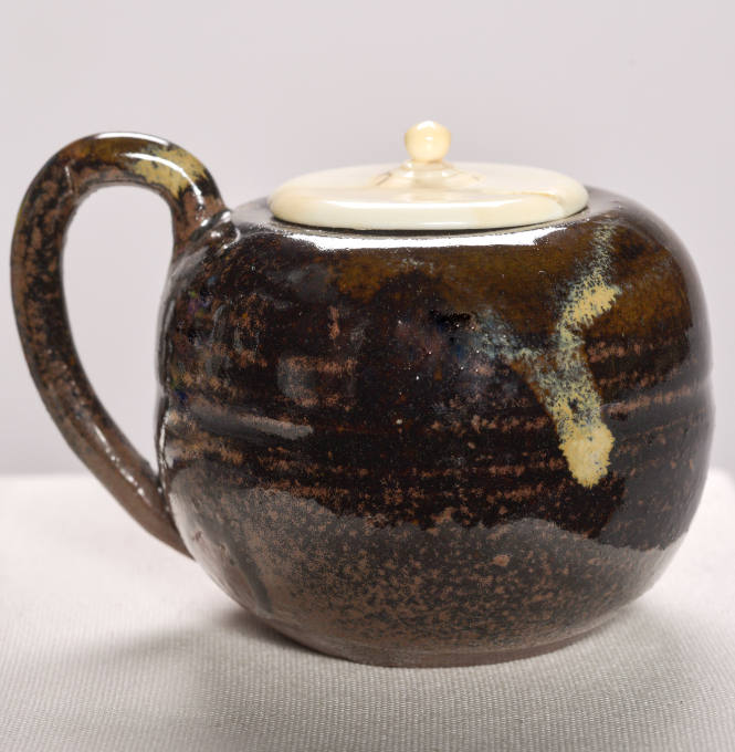Takatori ware tea caddy in the shape of a jar with a handle