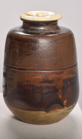 Seto ware tea caddy of square-shouldered type and dohimo (a line around the midsection)