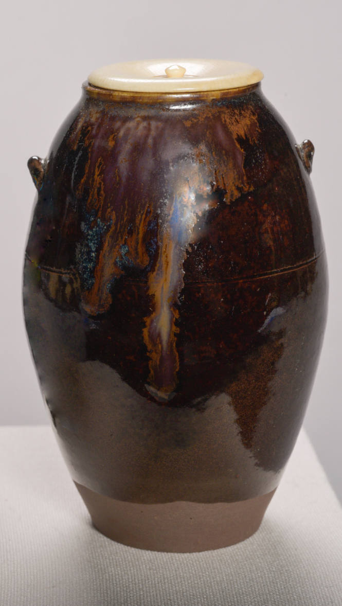 Takatori ware tea caddy with handles and dohimo (a line around the midsection)