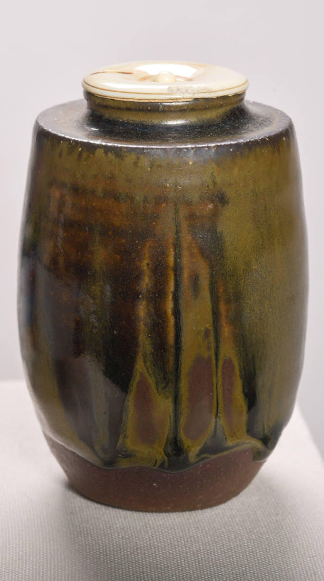 Satsuma ware tea caddy of square-shoulder type