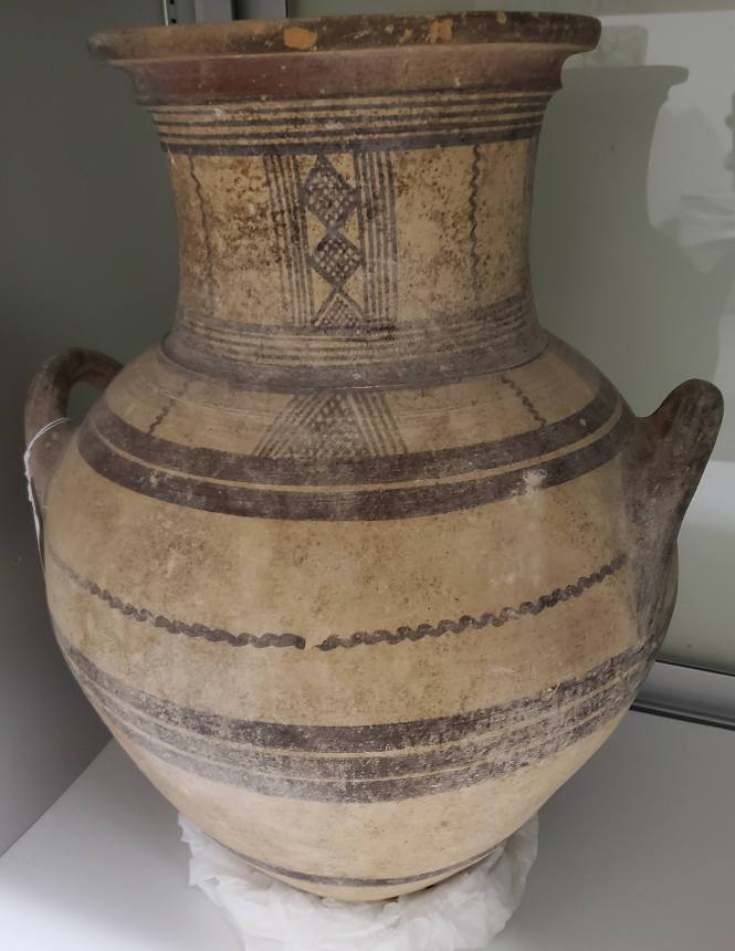 Flat-based amphora