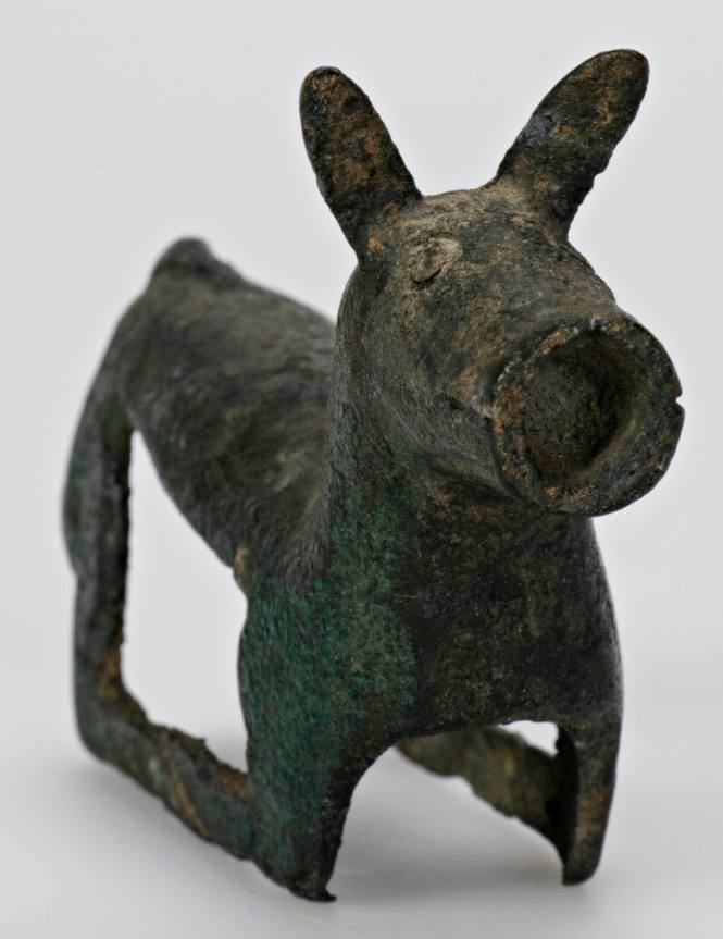 Yoke ornament of a crouching animal, head jutting forward